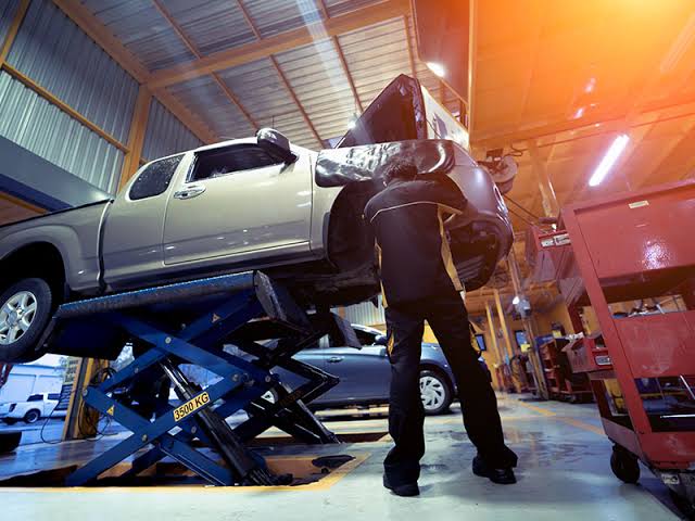 Auto maintenance workshop service bay